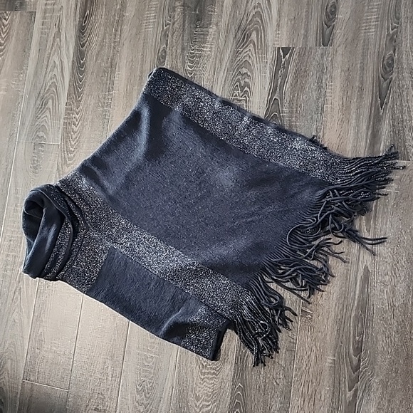 🦜 Echo fringe edge Poncho 🦜 - Picture 1 of 4